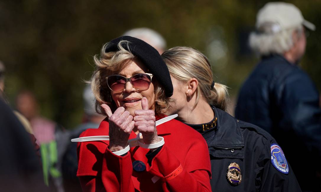 A atriz Jane Fonda mostra as algemas, após se presa durante um protesto em Wahington, no dia 18 de outubro Foto: SARAH SILBIGER / REUTERS