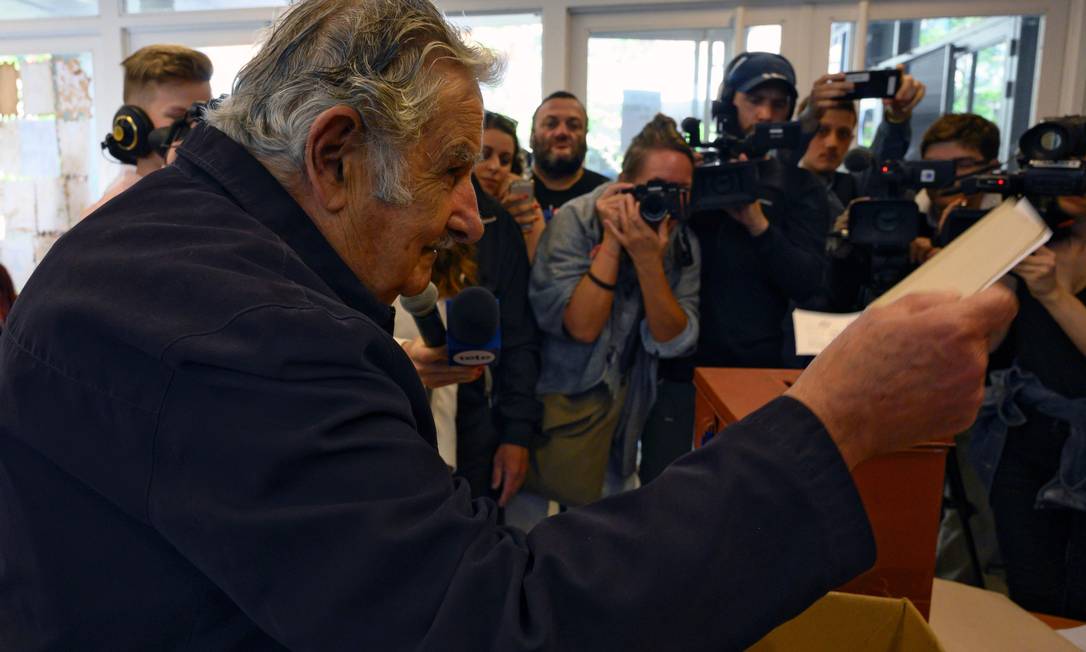 O ex-presidente José Mujica vota em Montevidéu Foto: PABLO PORCIUNCULA BRUNE / AFP