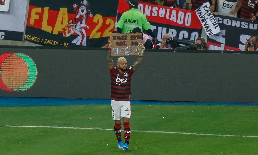 Comemoração com placa de torcedor motiva denúncia por atraso pela Unidade Disciplinar da Conmebol Foto: Marcelo Regua / Agência O Globo