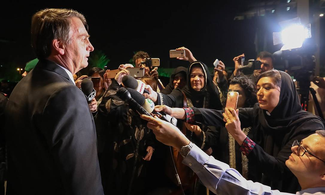Jair Bolsonaro cumprimenta repórteres por usarem abaya: 'Estão mais bonitas' Foto: José Dias / Presidência da República