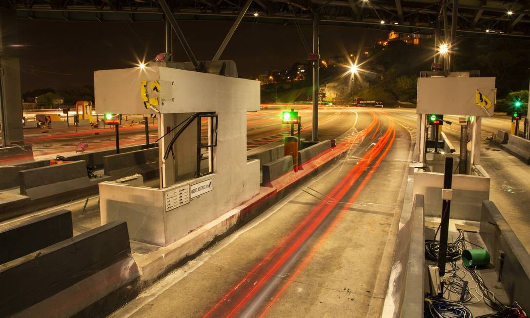 As cabines de cobranças do pedágio da Linha Amarela destruídas pela prefeitura Foto: Gabriel Monteiro / Agência O Globo