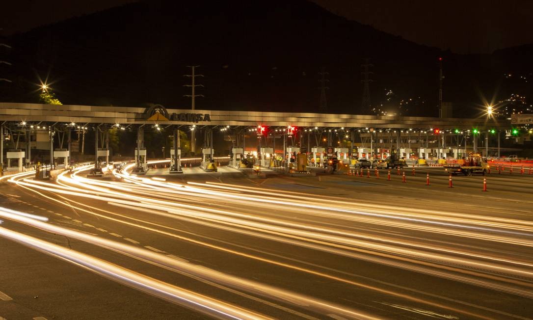Carros estão passando livremente pelo pegádio da Linha Amarela após prefeitura destruir cabines na manhã desta segunda-feira (28) Foto: Gabriel Monteiro / Agência O Globo
