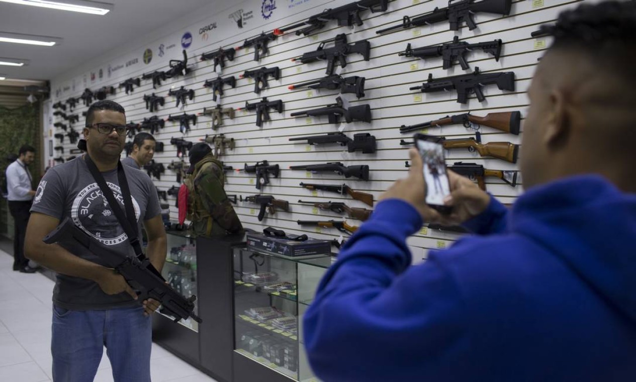 Número de registros de armas vem crescendo praticamente ininterruptamente desde janeiro, de acordo com a Polícia Federal Foto: Edilson Dantas / Agência O Globo