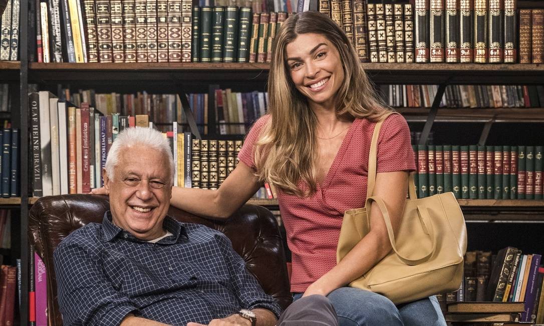 Antonio Fagundes e Grazi Massafera em cenário da novela 'Bom sucesso' Foto: Victor Pollak / Divulgação