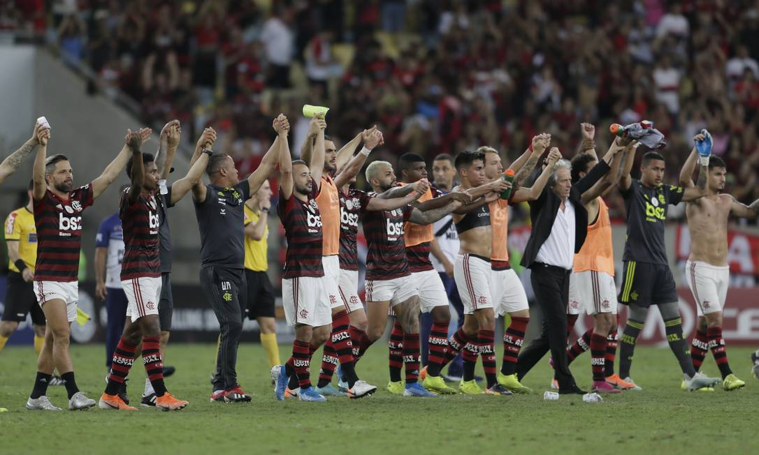 Técnico Jorge Jesus e os jogadores do Flamengo cumprimentam a torcida após a vitória sobre o CSA Foto: Antonio Scorza