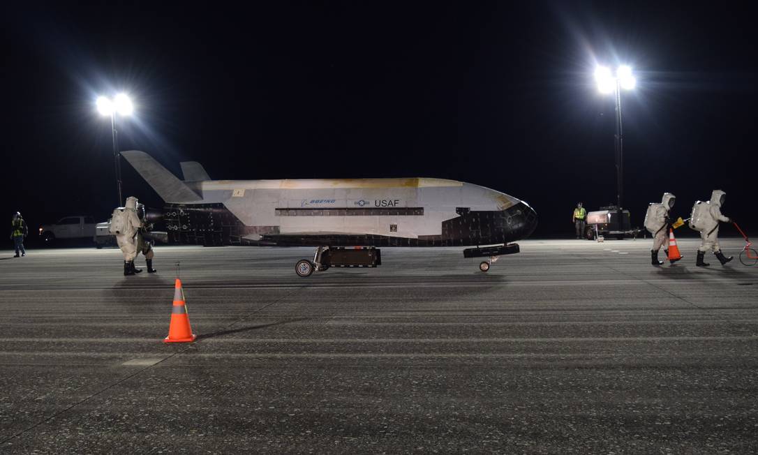 O X-37B pousou em Cabo Canaveral neste domingo, após 780 dias em órbita Foto: Força Aérea americana
