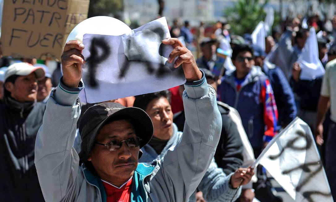 Manifestante pede fim da violência em protesto em La Paz Foto: JORGE BERNAL / AFP