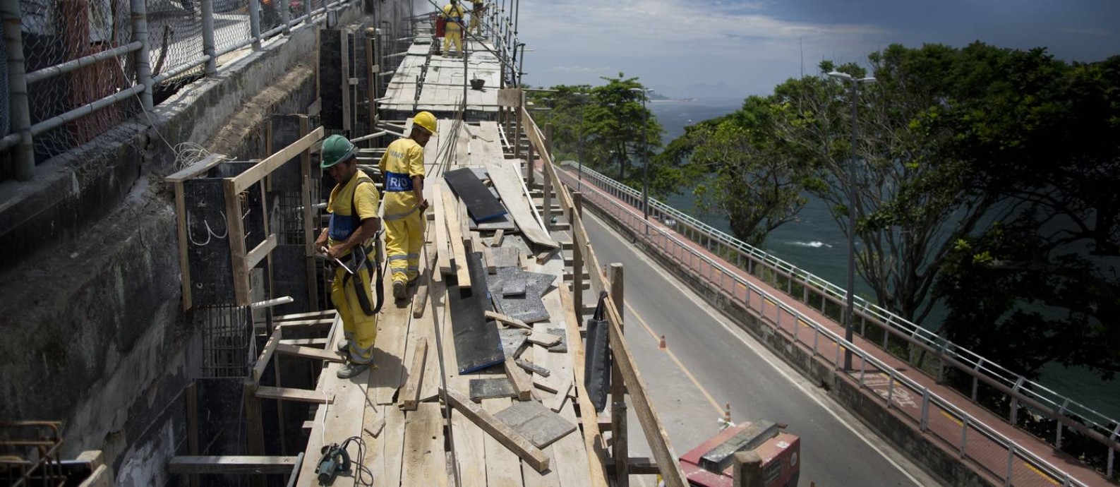 Operários trabalham em obra de contenção na Avenida Niemeyer Foto: Márcia Foletto / Agência O Globo