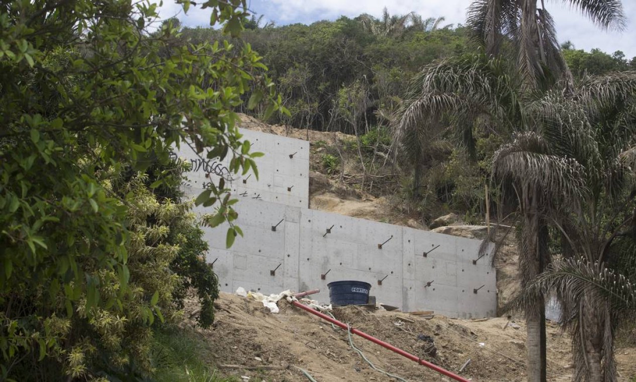 Um muro de contenção é construído para impedir deslizamento da encosta Foto: Márcia Foletto / Agência O Globo