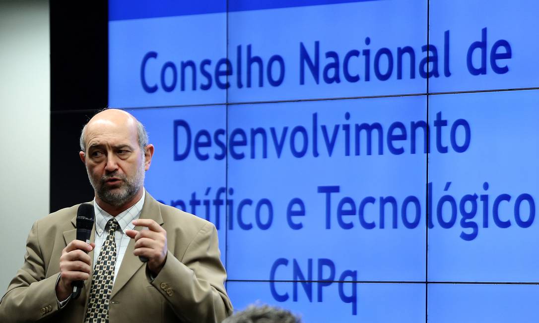 O agora ex-presidente do CNPq, João Luiz Filgueiras de Azevedo, em audiência pública na Comissão Mista de Orçamento
Foto: Jorge William / Agência O Globo
