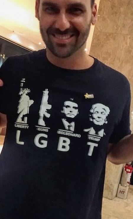 No dia 13 de outubro, o deputado postou no Instagram uma foto com uma camisa cuja estampa ironiza a sigla LGBT, utilizando as letras para exaltar os Estados Unidos, sua política de armamento, o presidente Jair Bolsonaro e o presidente americano Donald Trump Foto: Reprodução