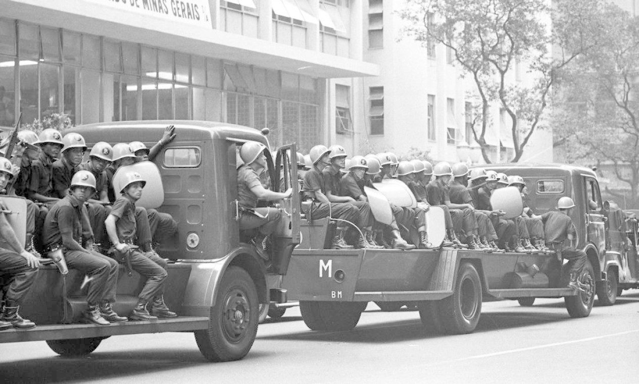 Caminhões com militares chegam ao centro da cidade para conter a manifestação de estudantes que pediam a libertação de Vladimir Palmeira Foto: Arquivo / Agência O Globo