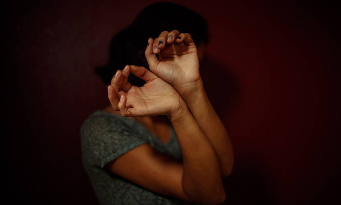 Vítima de violência doméstica, Joice (nome fictício) chegou a ter os pulsos cortados pelo ex-companheiro. Foto: Daniel Marenco / Agência O Globo