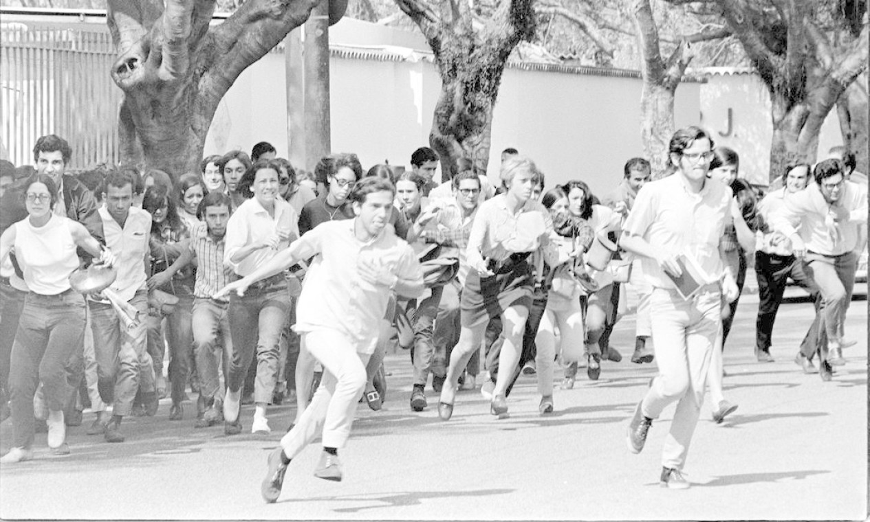 Estudantes que se concentram na reitoria da UFRJ durante manifestação contra a prisão de líderes estudantis e a invasão da Universidade de Brasília entram em confronto com a polícia, em 30 de agosto de 1968 Foto: Arquivo / Agência O Globo