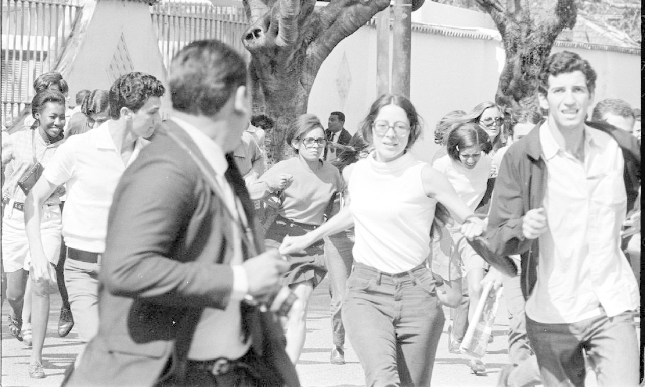 Estudantes que se concentram na reitoria da UFRJ durante manifestação contra a prisão de líderes estudantis e a invasão da Universidade de Brasília entram em confronto com a polícia, em 30 de agosto de 1968 Foto:  
