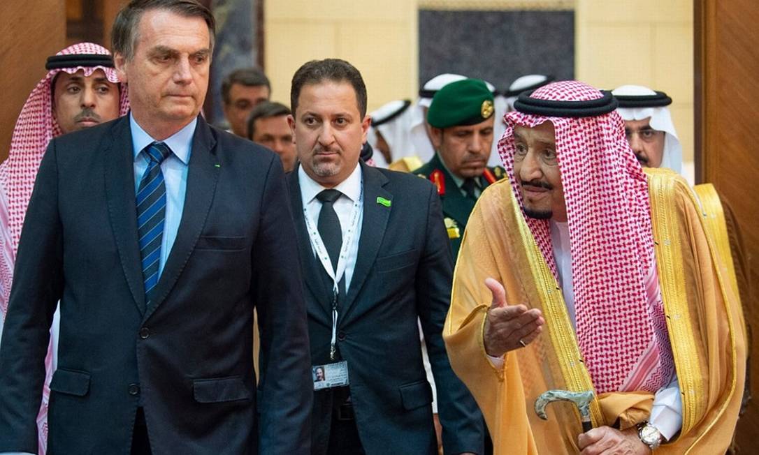 Bolsonaro na Arábia Saudita com o rei Salman Bin Abdulaziz. Foto: HO / AFP