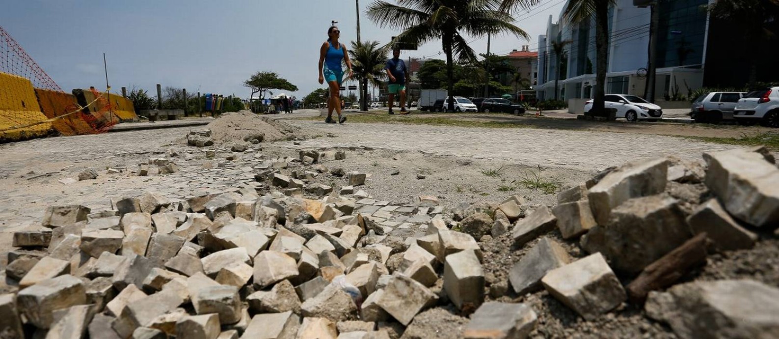 Moradores reclamam dos buracos e acidentes no calçadão da Barra da Tijuca Foto: Pablo Jacob / Agência O Globo