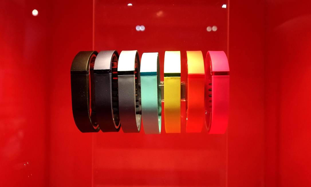 A Fitbit oferece pulseiras e relógios inteligentes Foto: JOE KLAMAR / AFP
