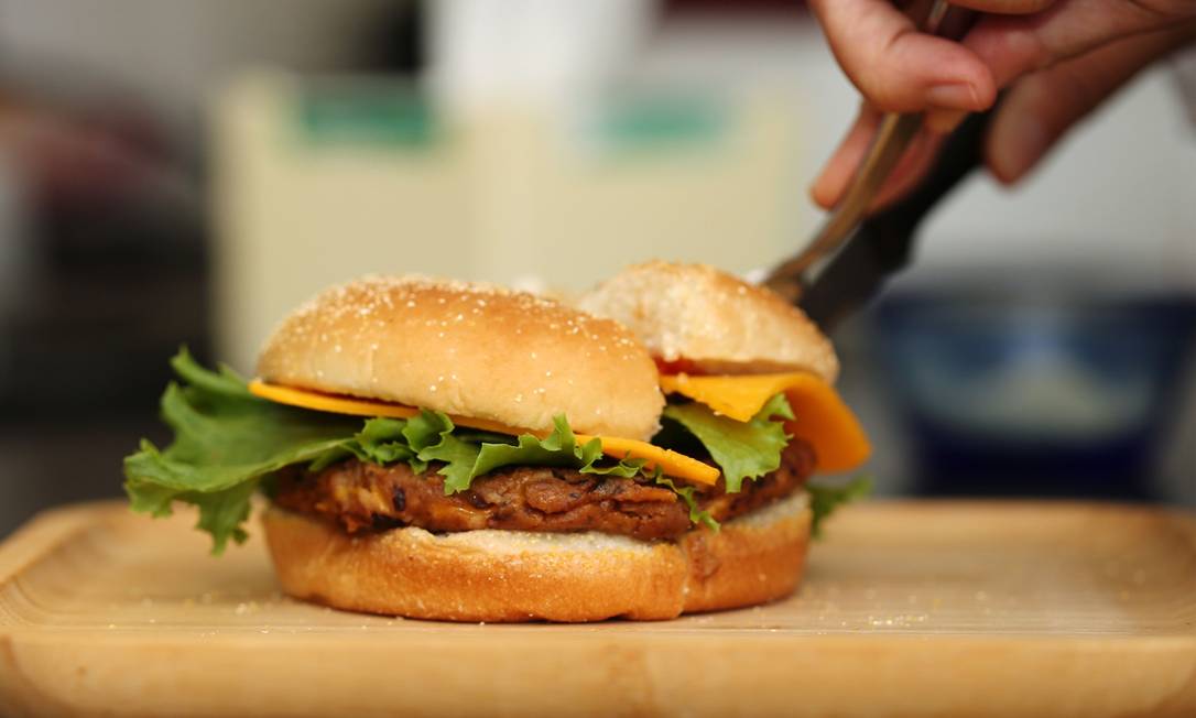 Hambúrguer vegano feito de canola na Burcon Nutra Science, do Canadá Foto: Shannon VanRaes / Bloomberg/15-7-2019