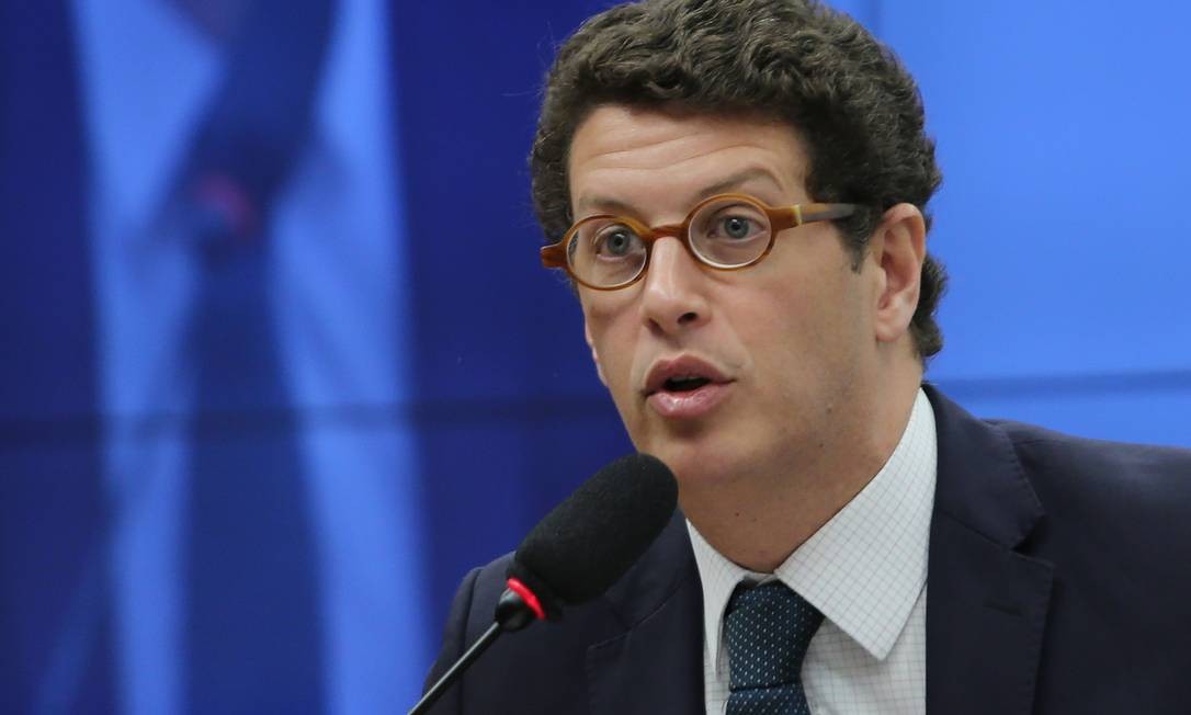 Cobrado, via Twitter, pelo presidente da Câmara, Rodrigo Maia, o ministro do Meio Ambiente (foto) recuou e disse que navio da ONG 'não se prontificou a ajudar' Foto: Jorge William / Agência O Globo