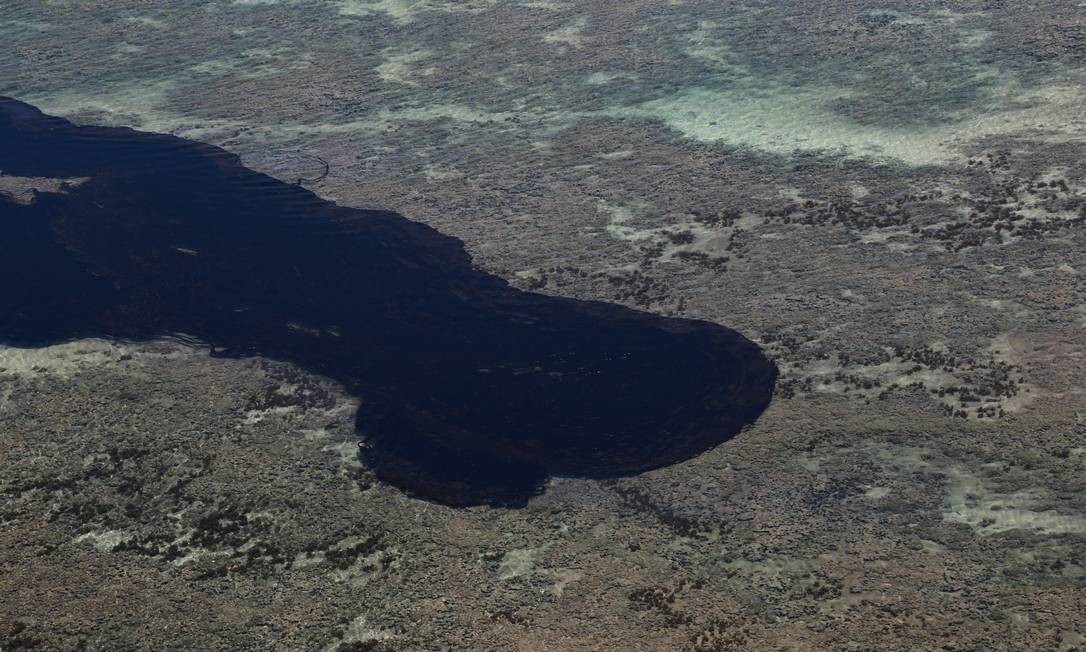 Imagem aérea mostra grande mancha de óleo na praia de Peroba, em Maragogi, Alagoas. Percebido há dois meses, óleo bruto já se espalhou por 2.500 km da costa brasileira Foto: Diego Nigro / Reuters