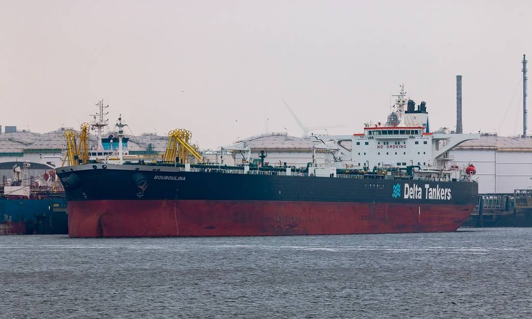 O navio Bouboulina, da empresa grega Delta Tankers, é apontado pela Polícia Federal como causa do derrame de óleo no Nordeste Foto: Andreas Schröder /  