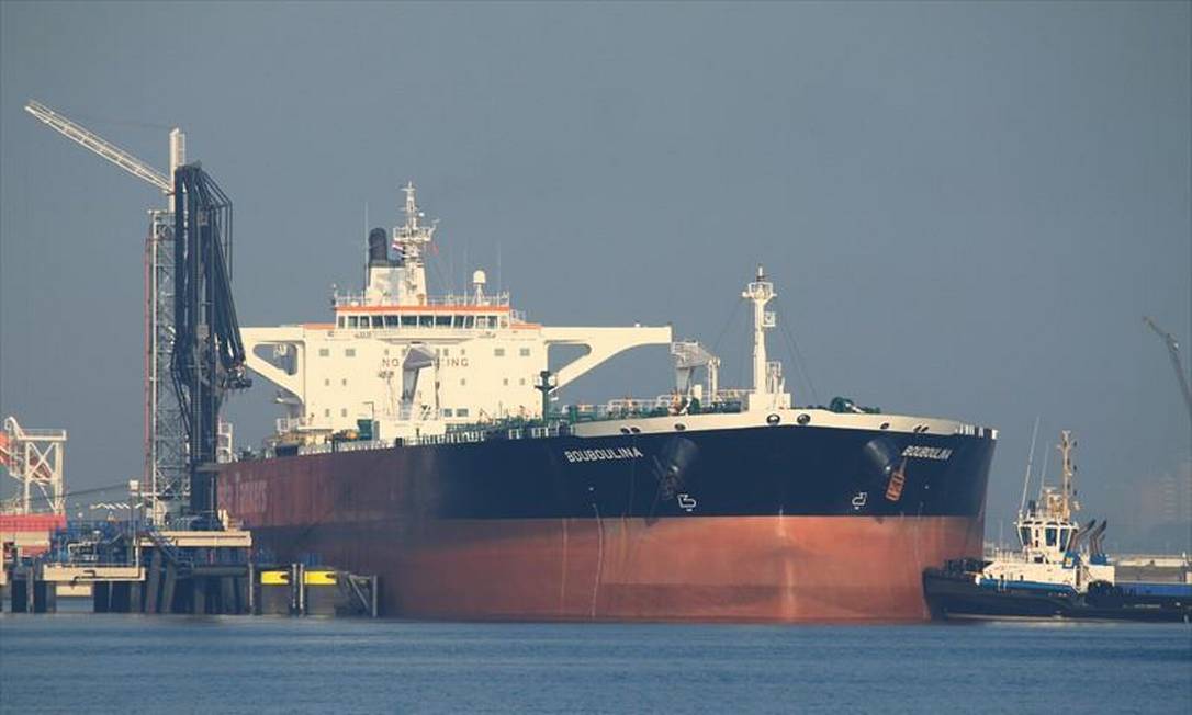 O petroleiro grego Bouboulina, apontado pela PF como responsável pelo óleo que foi derramado no Nordeste do Brasil Foto: Reprodução