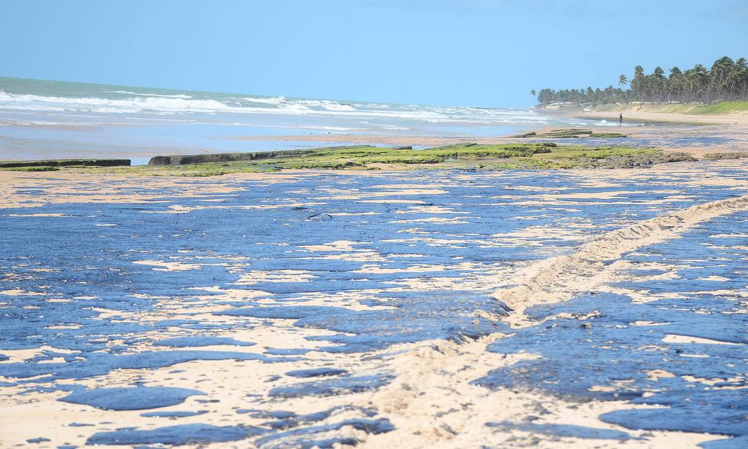 Óleo contamina praia Lagoa do Pau em Coruripe (AL); navio responsável por vazamento estaria na África do Sul Foto: Genival Paparazzi / Parceiro / Agência O Globo / Agência O Globo