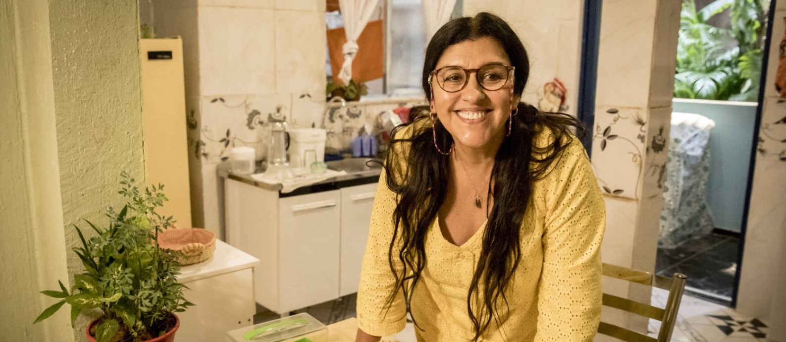 Caracterizada como Lurdes, uma das protagonistas de 'Amor de mãe', Regina Casé posa na casa de sua personagem, montada dentro do MG4, nos Estúdios Globo Foto: Globo/ João Cotta