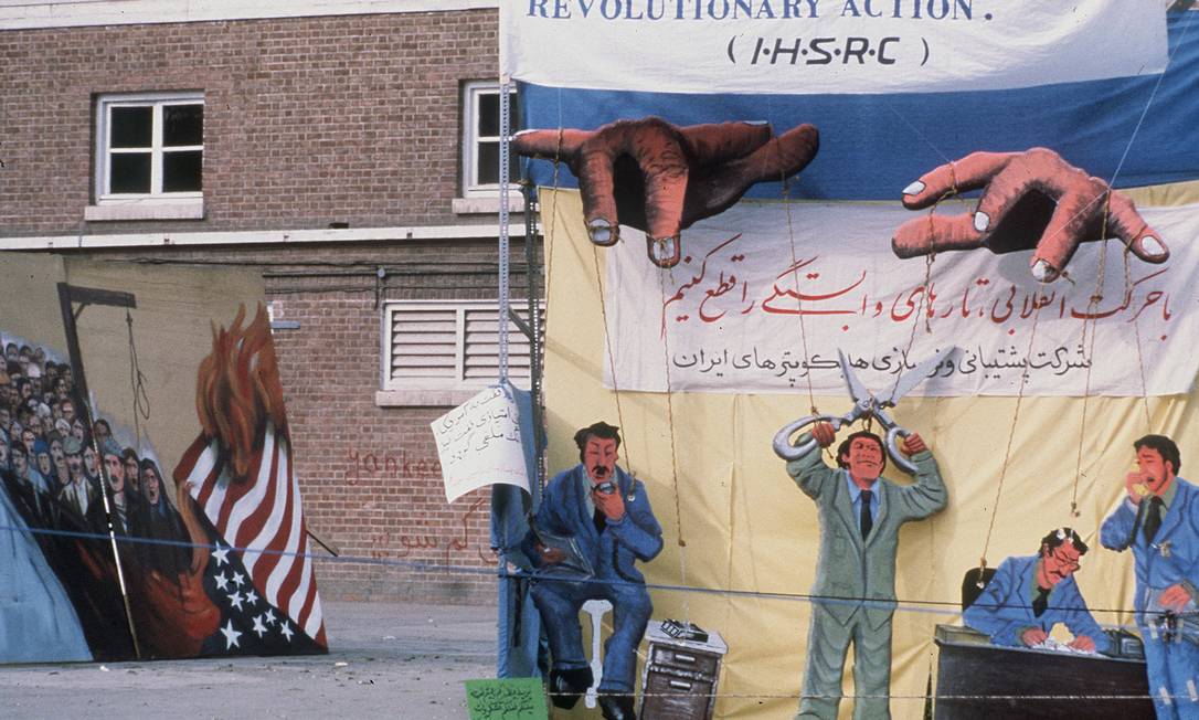 Ainda sem os muros pintados, os estudantes que invadiram a embaixada americana em Teerã fizeram desenhos em telas, instaladas em um pátio interno. Os 444 dias de impasse deixaram uma marca profunda entre dois países que, até 1979, eram aliados próximos Foto: - / AFP