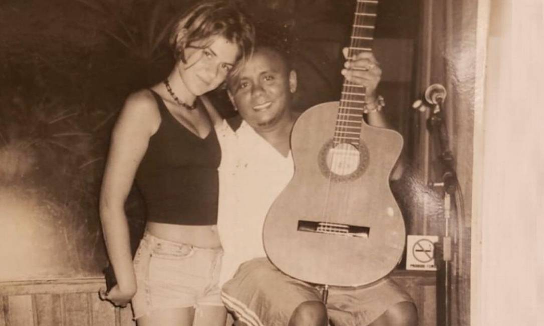 A adolescente Mariana Aydar com o jovem Chico César: cantora pediu show do ídolo em festa de 15 anos Foto: Arquivo pessoal