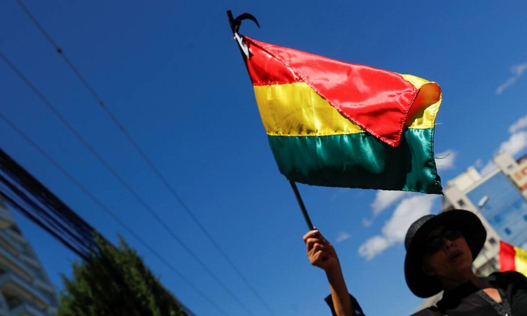 Manifestante segura a bandeira da Bolívia em ato em Santa Cruz em homenagem a duas pessoas mortas em confrontos entre apoiadores e críticos de Morales após a eleição Foto: KAI PFAFFENBACH / REUTERS