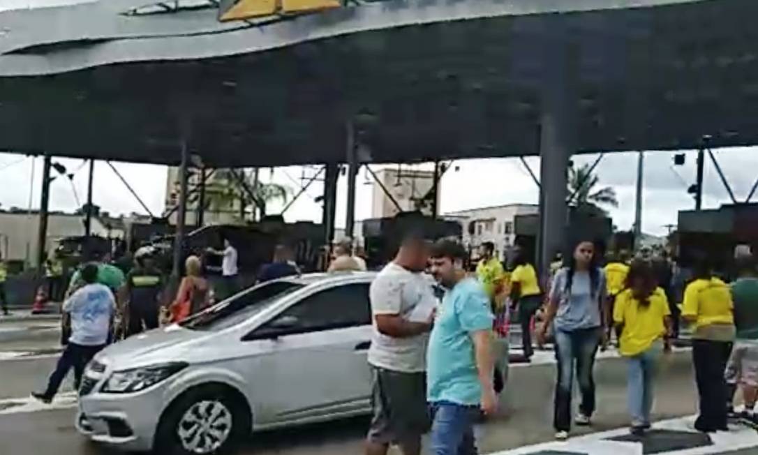 Manifestantes ocupam parte da praça de pedágio da Linha Amarela Foto: Reprodução de vídeo OTT-RJ