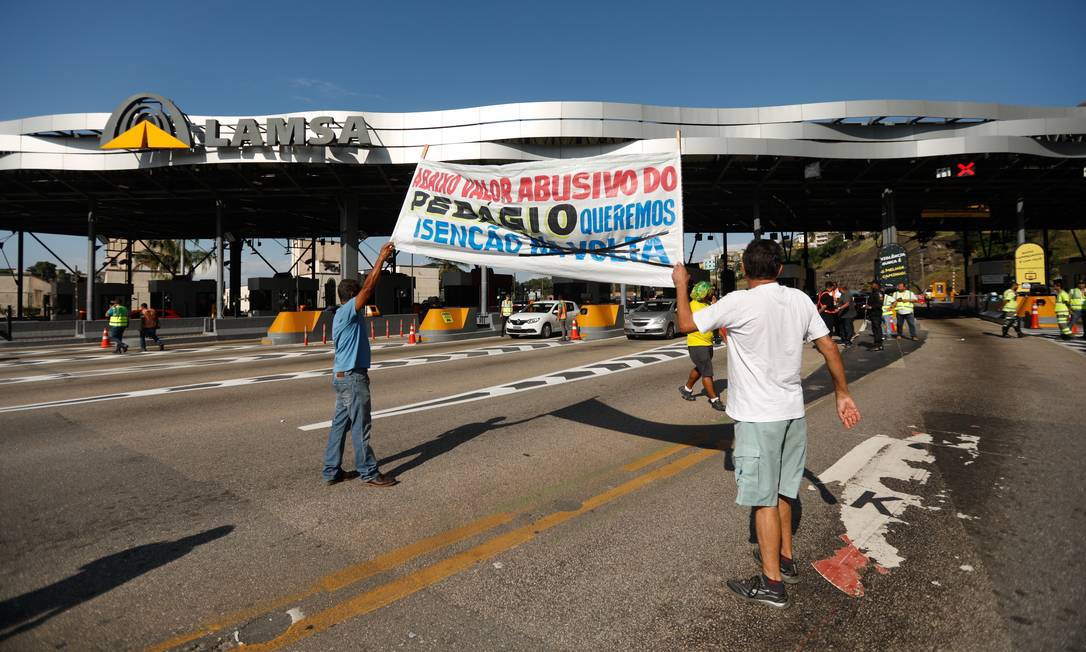 Um segundo grupo de manifestantes esteve no pedágio na Linha Amarela para protestar à tarde Foto: Brenno Carvalho / Agência O Globo