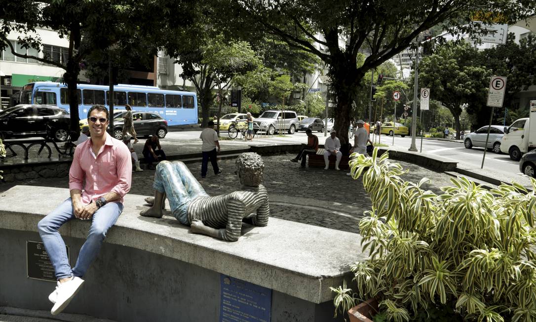 Flávio Sarahyba com a estátua de Cazuza: após abrir bar na área ele adotou a praça no Leblon que leva o nome do artista Foto: Fábio Guimarães / Agência O Globo