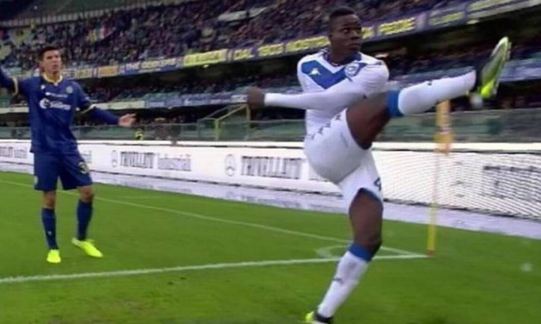 Balotelli Ouve C nticos Racistas E Chuta Bola Em Dire o Torcida
