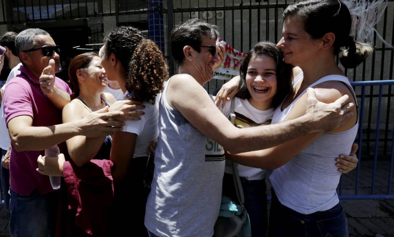 A estudante Natalia faria e Ester Siqueira ganham abraço coletivo da família Foto: Marcos Ramos / Agência O Globo