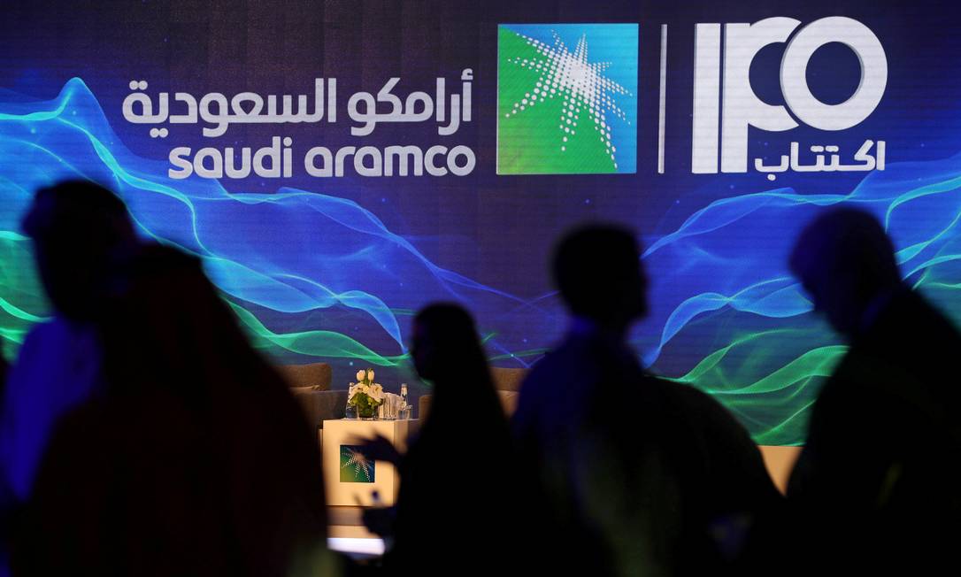 A sign of Saudi Aramco's initial public offering (IPO) is seen during a news conference by the state oil company at the Plaza Conference Center in Dhahran, Saudi Arabia November 3, 2019. REUTERS/Hamad I Mohammed TPX IMAGES OF THE DAY Foto: Hamad I Mohammed / REUTERS