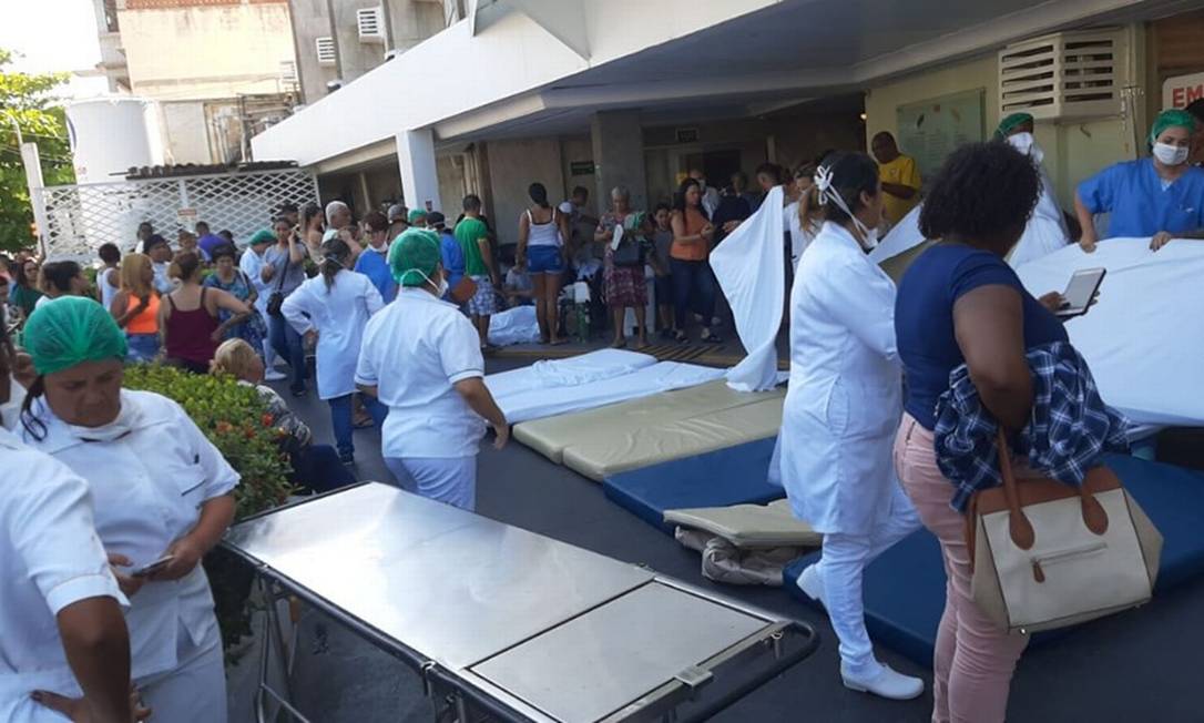 Em foto publicada por internauta, é possível ver colchões sendo colocados no chão, em frente ao hospital Foto: Reprodução