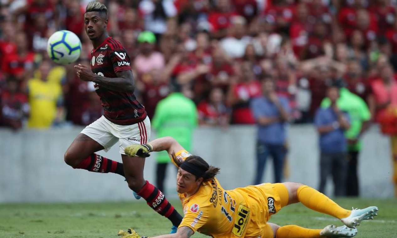 Bruno Henrique Faz Três, E Flamengo Goleia O Corinthians Pelo ...