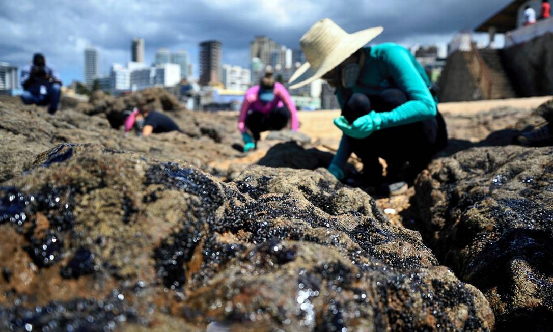 Novas manchas de óleo chegam à praia do Rio Vermelho, em Salvador Foto: Zimel / Felipe Iruatã/Zimel Press