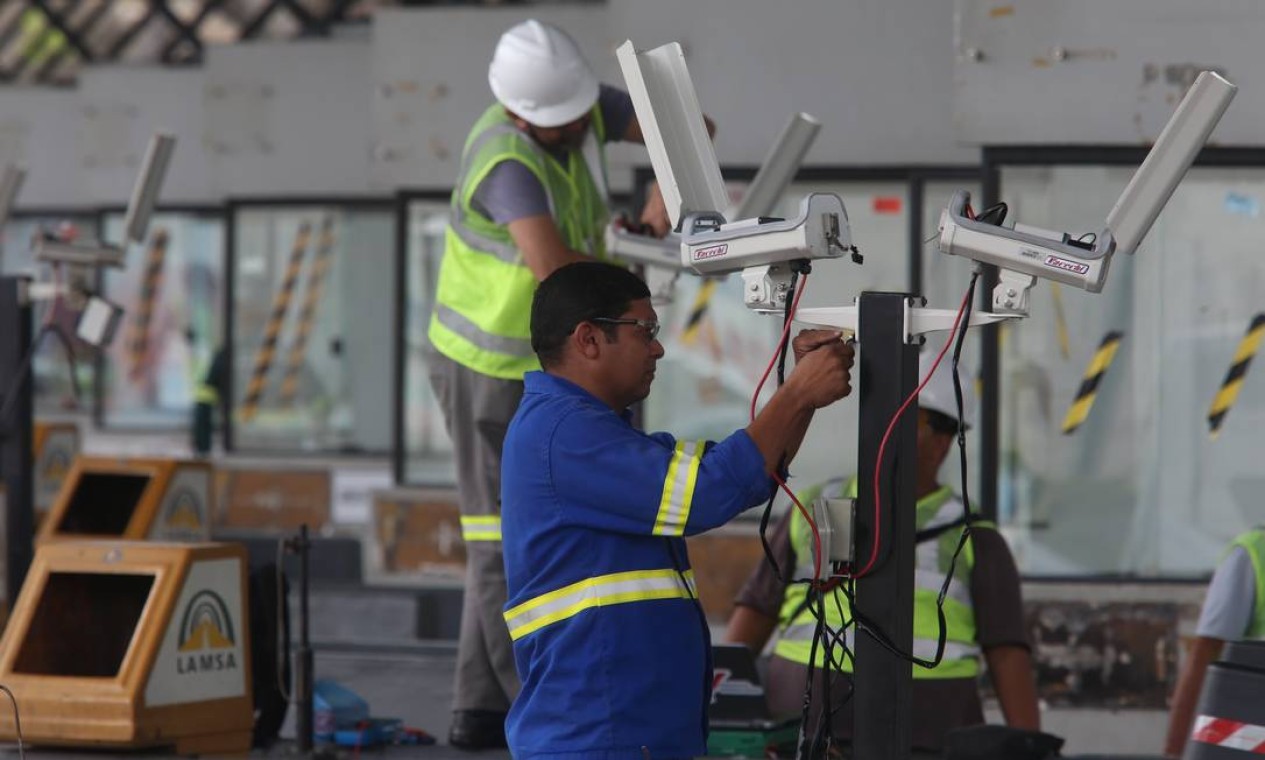 Funcionários da Lamsa começaram, na terça-feira (29) a reinstalação dos dispositivos para que a cobrança fosse restabelecida Foto: Fabiano Rocha / Agência O Globo - 28/10/2019