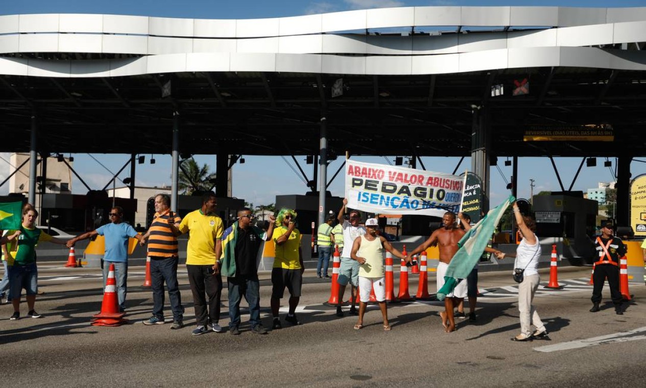 No sábado (2), a praça do pedágio foi palco de manifestação contra o pedágio Foto: Brenno Carvalho / Agência O Globo - 02/11/2019