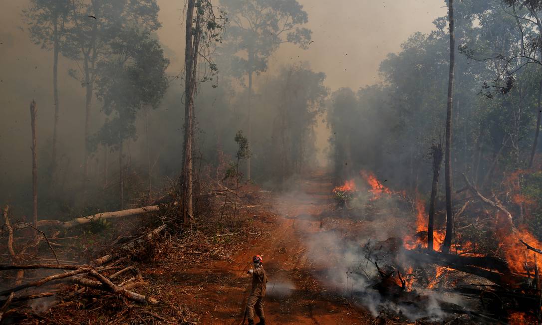 Bombeiro da ABAFA Amazonia combate queimada em setembro em União do Sul, Mato Grosso Foto: AMANDA PEROBELLI / Reuters