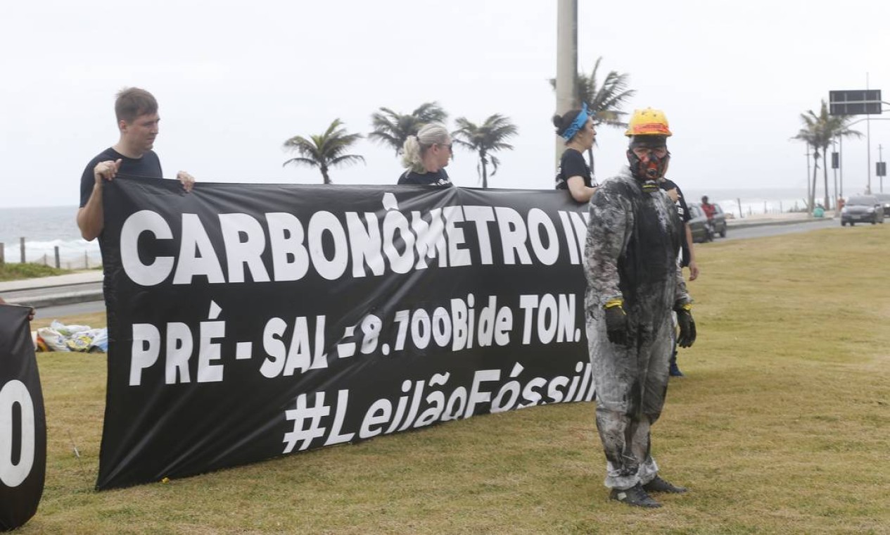 Ativistas ambientais protestam contra poluição gerada pela exploração e uso de combustíveis fósseis Foto: Gabriel de Paiva / Agência O Globo