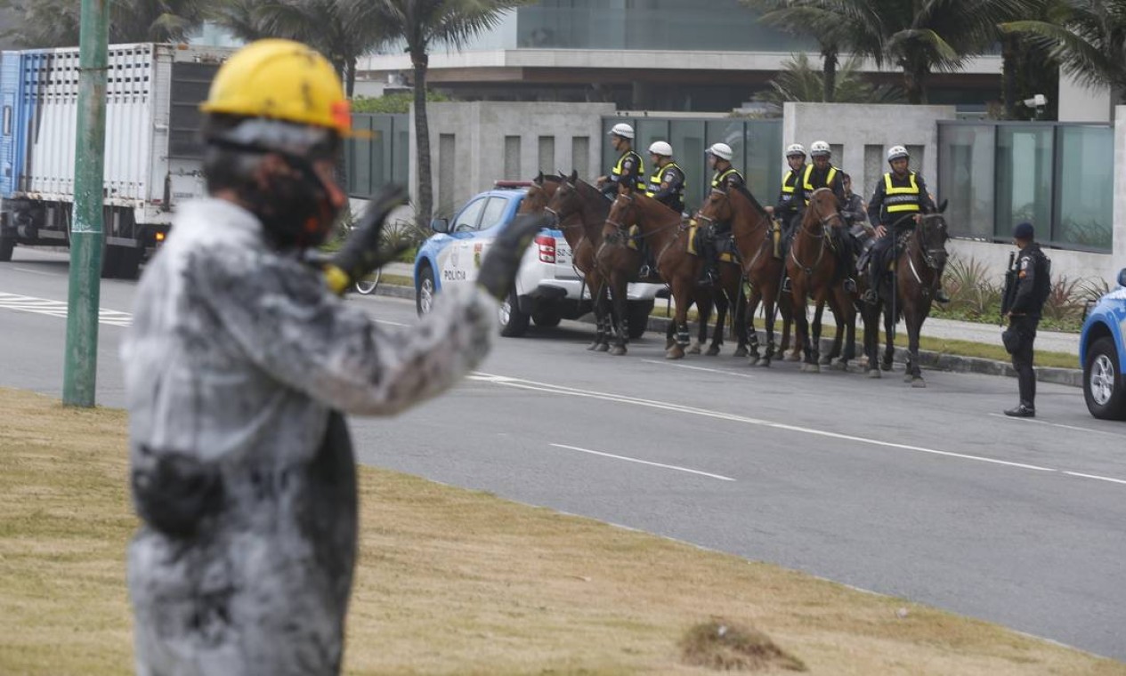 Cavalaria da polícia reforça a segurança na Avenida Lucio Costa, na praia da Barra da Tijuca, Zona Oeste do Rio, onde acontece o leilão Foto: Gabriel de Paiva / Agência O Globo
