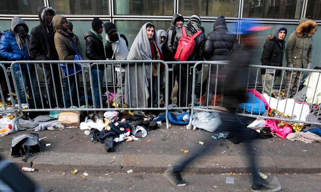 Refugiados e migrantes em fila para recepção em centro em Villette, Norte de Paris Foto: GEOFFROY VAN DER HASSELT / AFP/26-01-2017