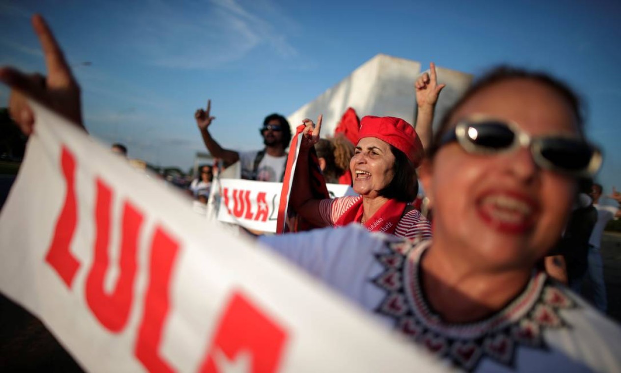 Manifestantes a favor do ex-presidente Lula protestam diante do STF Foto: Ueslei Marcelino / Reuters