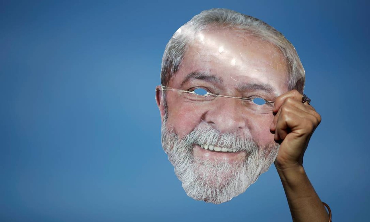 Manifestantes exibe uma máscara com rosto de Lula para protestar contra a possível libertação do ex-presidente Foto: Ueslei Marcelino / REUTERS