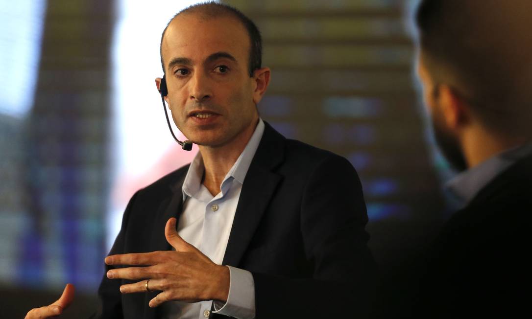 O escritor israelense Yuval Noah Harari em palestra durante o lançamento do projeto 'Modernizar', da Câmara dos Deputados Foto: Jorge William / Agência O Globo